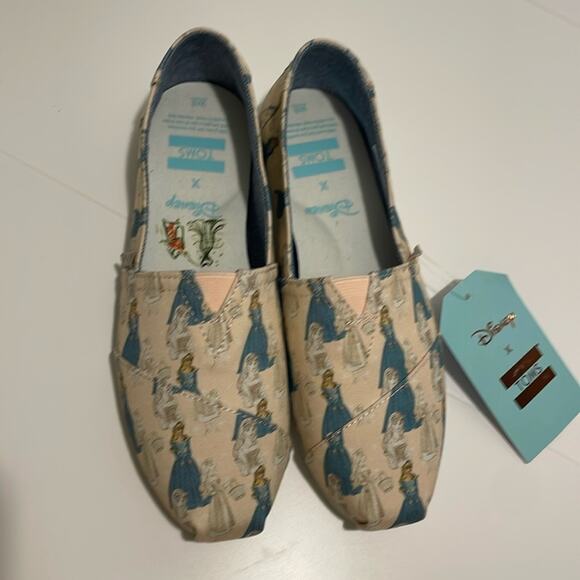 Disney x Toms NWT Women's 8 Pink Sleeping Beauty Printed Canvas Slip On Shoe - Picture 1 of 7